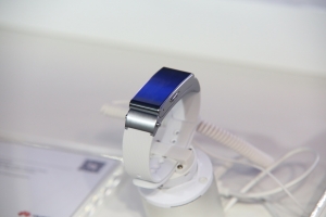 magnetic charging cable for smart wear