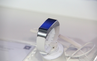 magnetic charging cable for smart wear